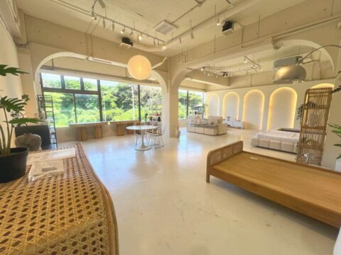 国道58号線沿いのヨーロピアンな居抜き物件(88㎡・2階・P20台)～比謝橋近く